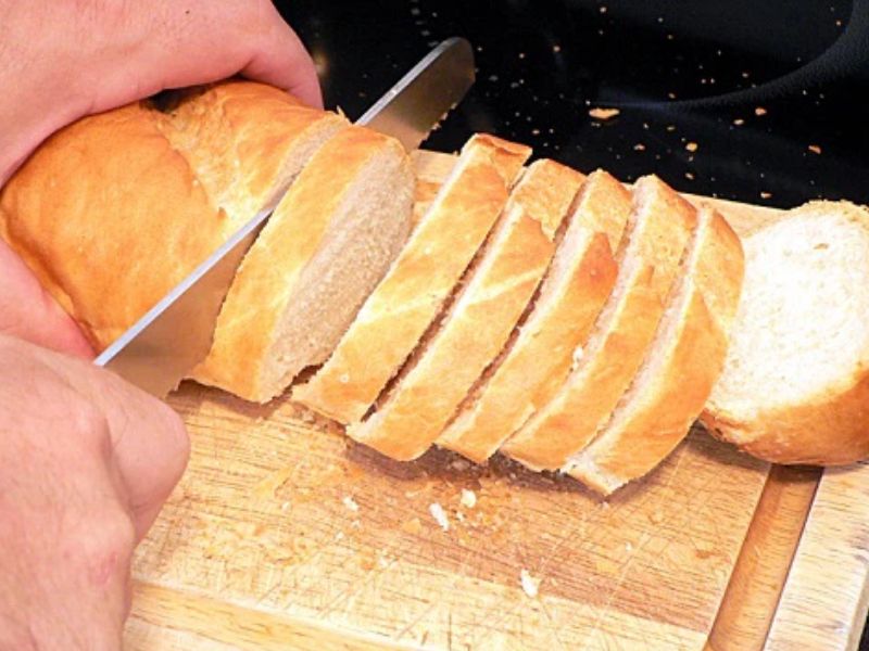 Cách cắt bánh mì bằng dao răng cưa